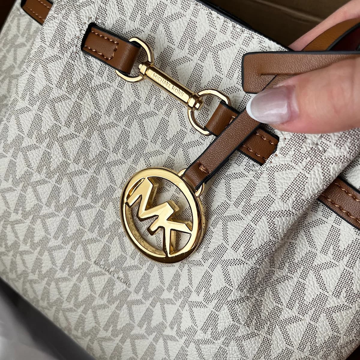 کیف مایکل کورس ( Michael Kors Carson Signature Logo Satchel Bag) — تصویر ۵