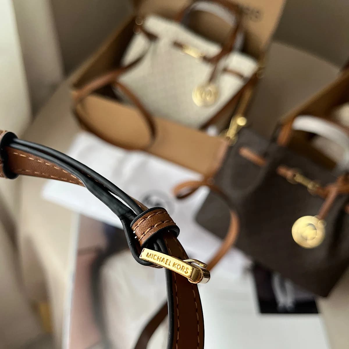 کیف مایکل کورس ( Michael Kors Carson Signature Logo Satchel Bag) — تصویر ۴