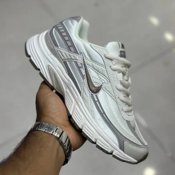 نایک اینیشیتور سفید خاکستری قهوهای Nike Initiator Phantom Light Bone Sail Brown IB4339-001 — تصویر ۲