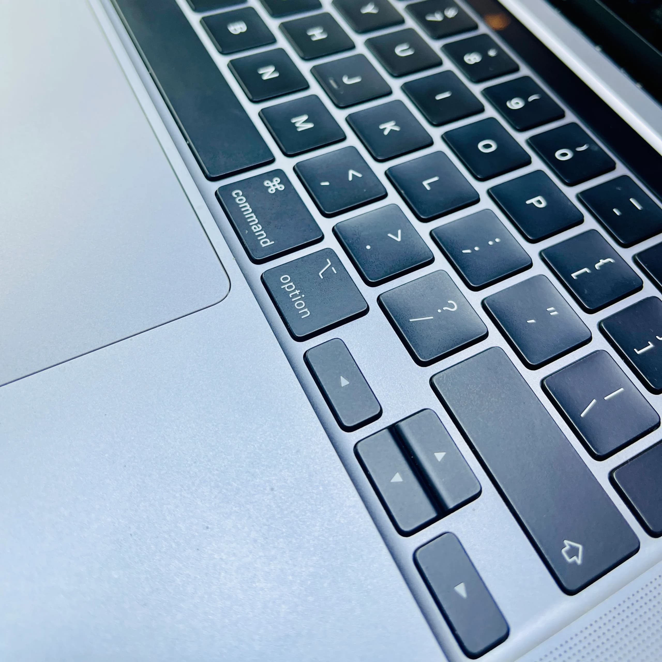 مک بوک پرو استوک 13.3 اینچی اپل مدل MacBook Pro (A2141) 2020- M1 – 8/256GB- نقره ای — تصویر ۲