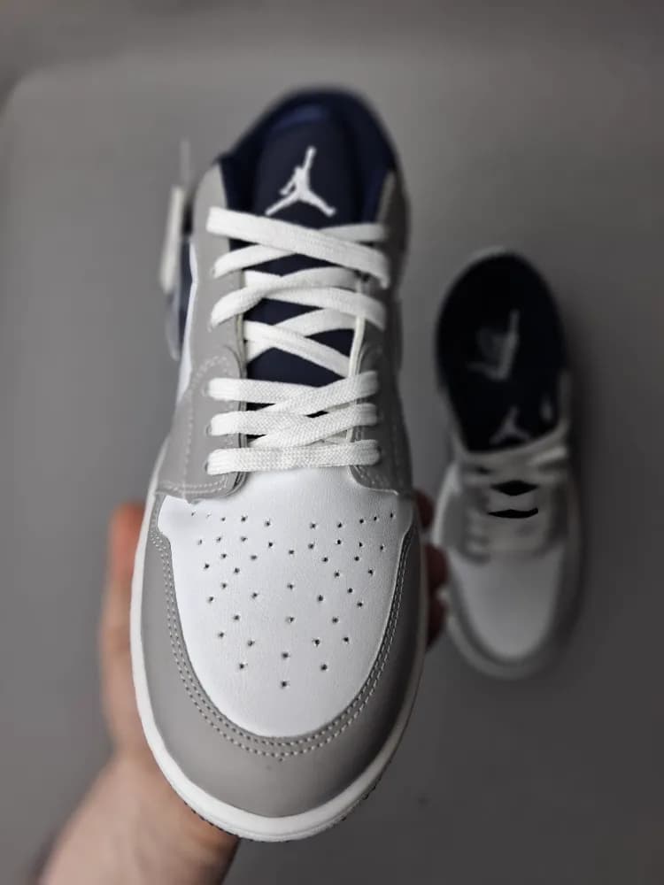 کتونی نایک جردن ۱ وان زیره nbr عطری نرم(nike jordan 1 ) زنانه و مردانه سفید سرمه ای کد ۱۶۱ — تصویر ۴