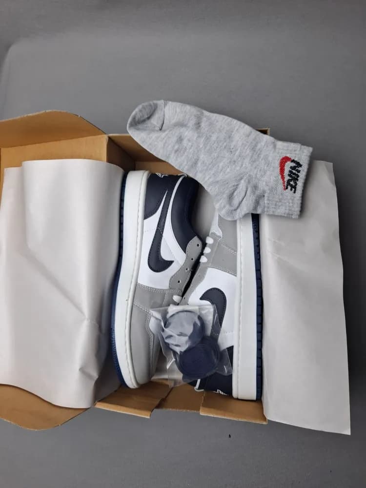 کتونی نایک جردن ۱ وان زیره nbr عطری نرم(nike jordan 1 ) زنانه و مردانه سفید سرمه ای کد ۱۶۱ — تصویر ۲