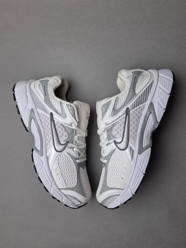 کتونی نایک وی فایو زیره ایویا نرم و سبک(Nike v5) مردانه سفید نقره ای کد۱۹۱ — تصویر ۳