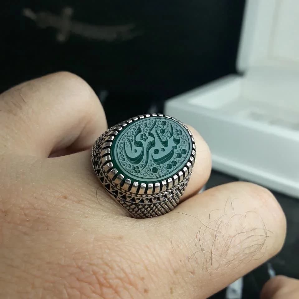 انگشتر مردانه عقیق سبز خطی یا زینب کبری کد 3681 — تصویر ۳