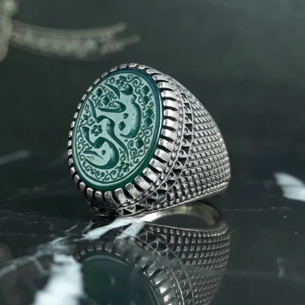 انگشتر مردانه عقیق سبز خطی یا زینب کبری کد 3681 — تصویر ۲