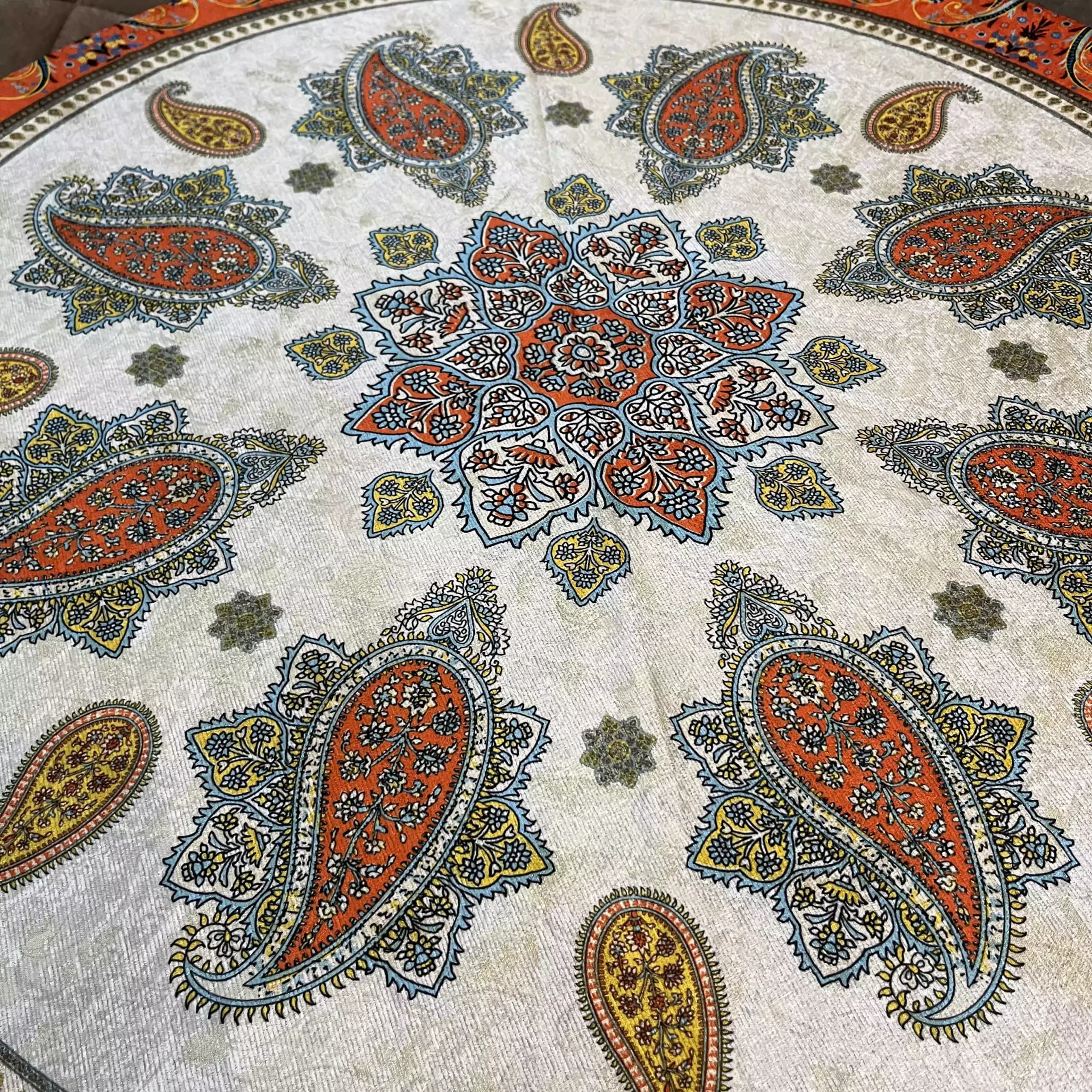 رومیزی گرد مخمل شانل قطر 140 سانت لاله نارنجی — تصویر ۳