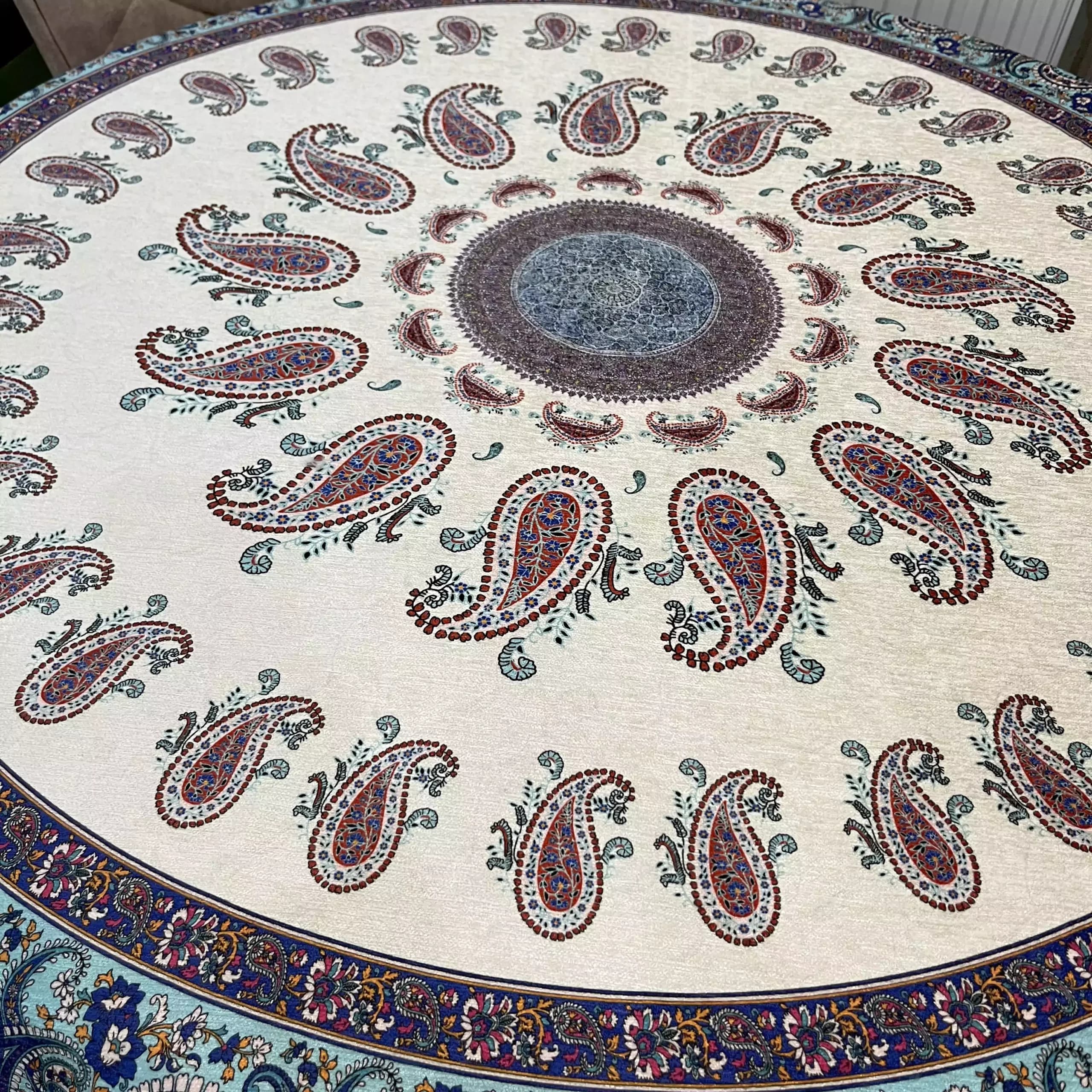 رومیزی گرد مخمل شانل قطر 140 سانت آبی فیروزه ای — تصویر ۲