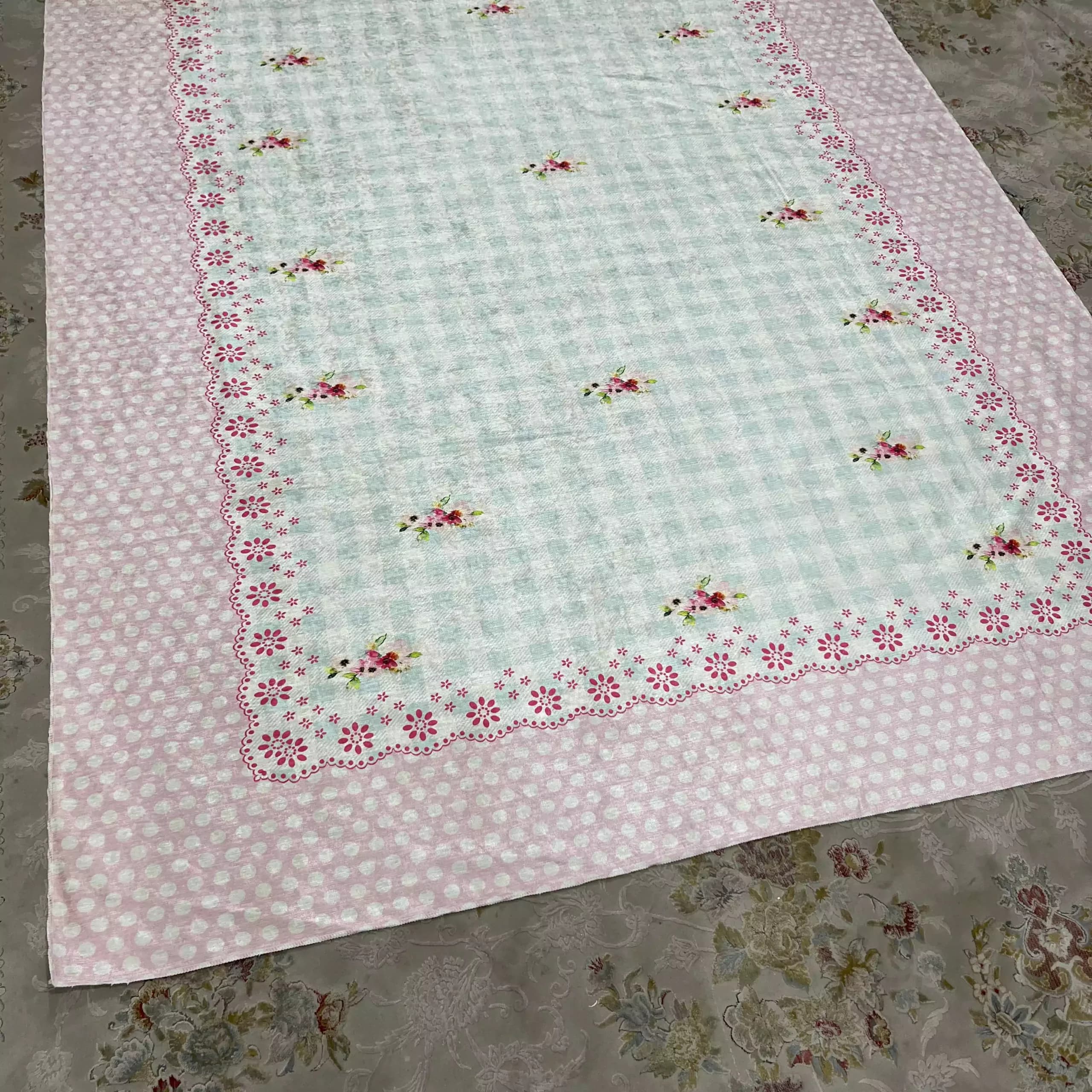 رومیزی مخمل شانل مستطیل 140 در 220 چهارخونه آبی آسمانی — تصویر ۴