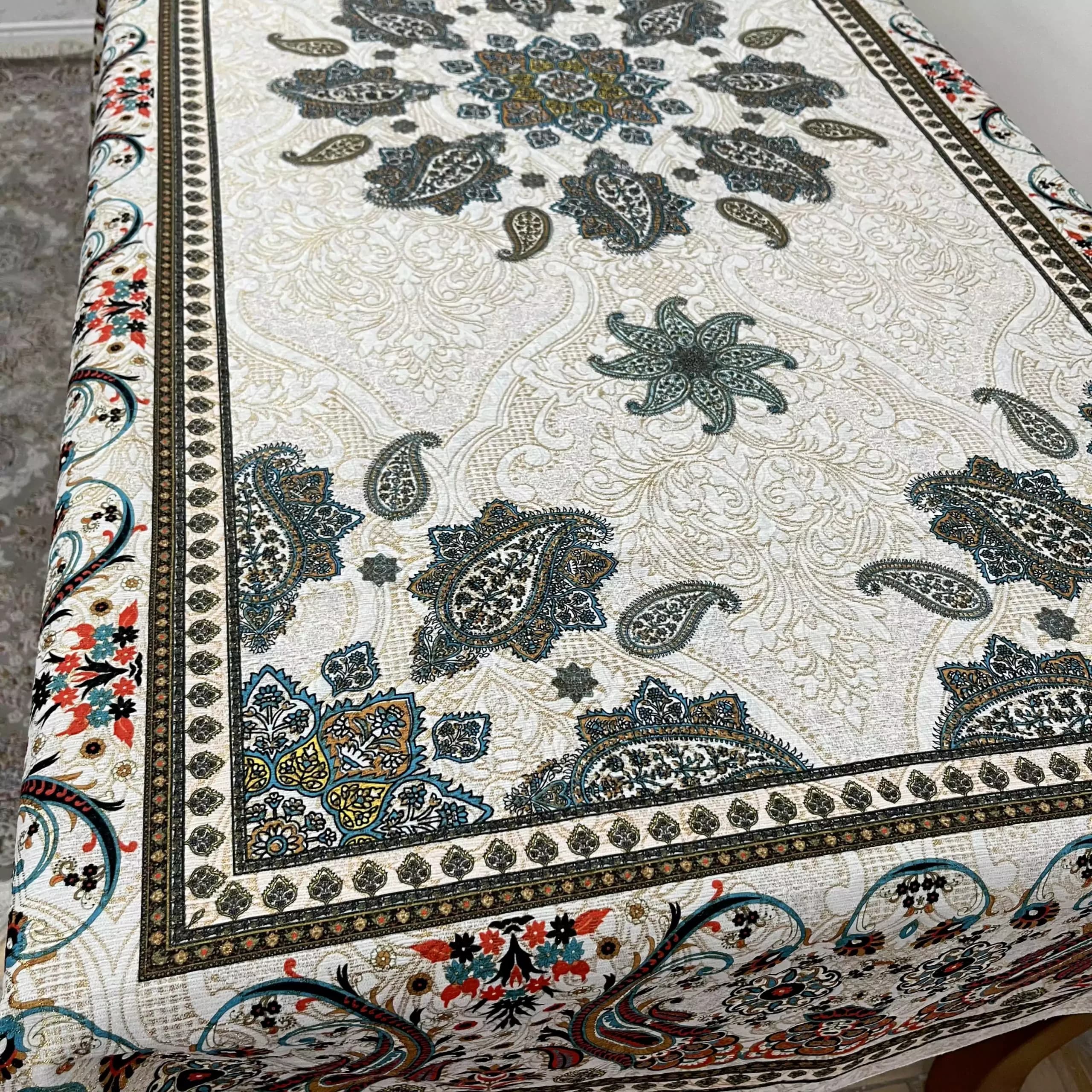 رومیزی شانل دورو 140 در 220 سانت طرح سنتی کرم — تصویر ۳