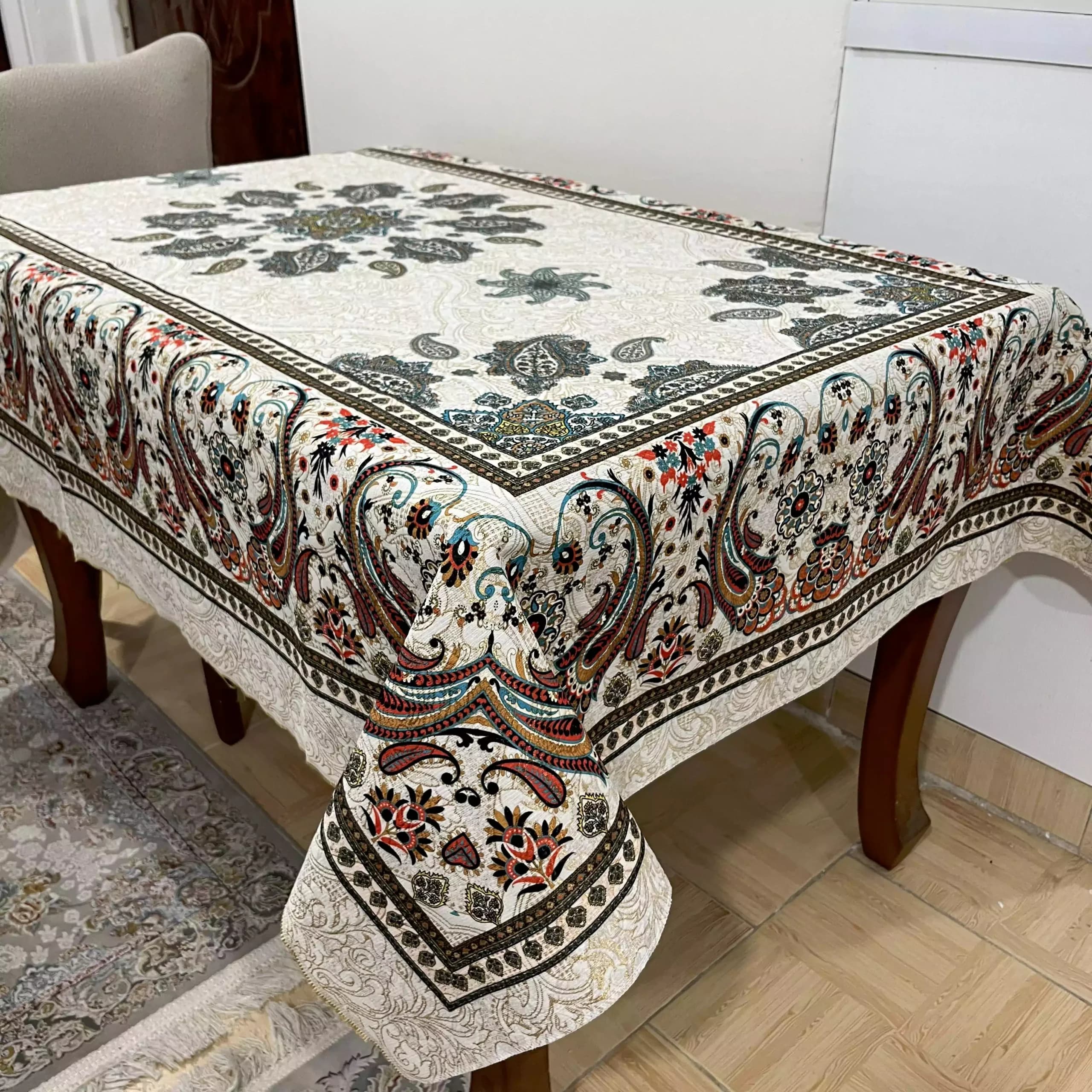 رومیزی شانل دورو 140 در 220 سانت طرح سنتی کرم