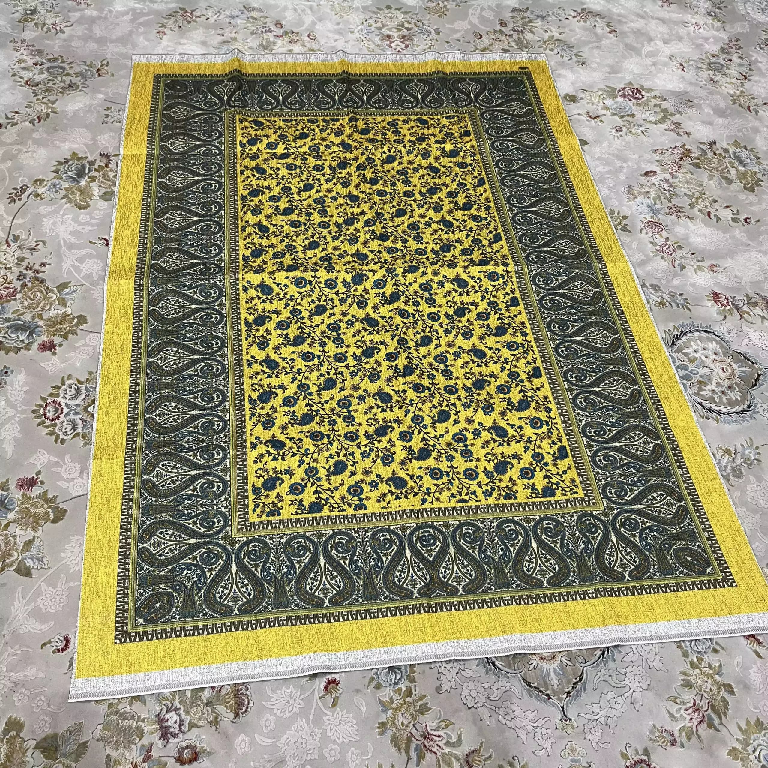 رومیزی شانل کاغذی طرح سنتی 100 در 140 سانت خردلی — تصویر ۳