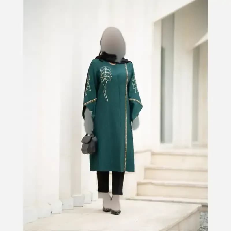 مانتو گلدوزی شده مدل رویسا پارچه شانتون اسلپ قد 109 سانت — تصویر ۳
