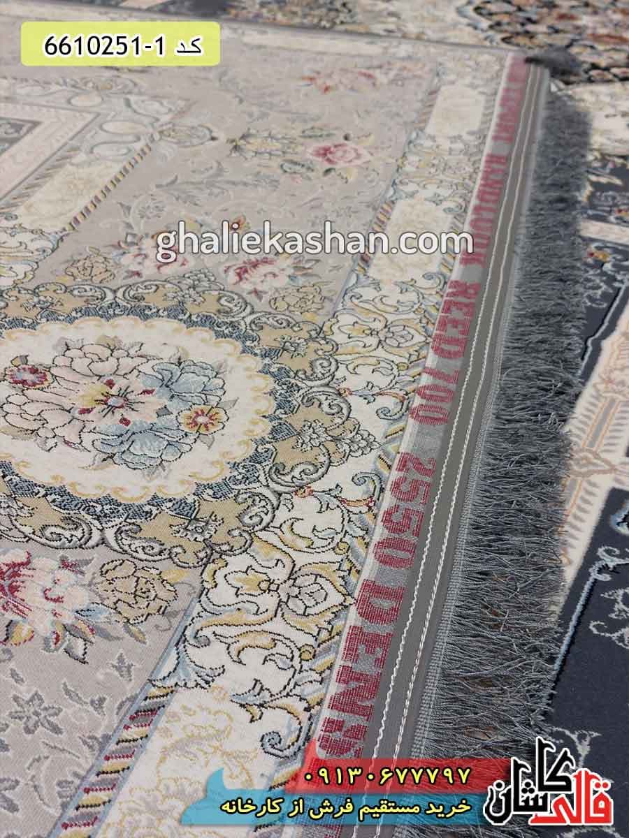 فرش 700 شانه طرح خشتی گلایول زمینه طوسی دودی کاشان — تصویر ۴