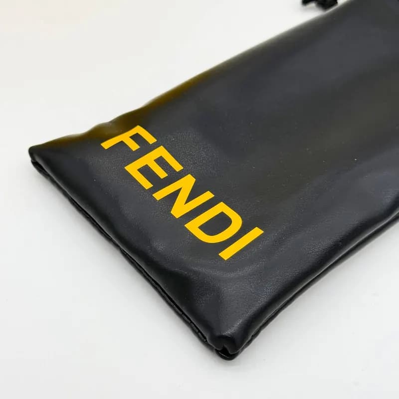 پک و کیف عینک چرمی فندی Fendi روما کیسهای گیرهدار با هاردباکس زرد — تصویر ۳