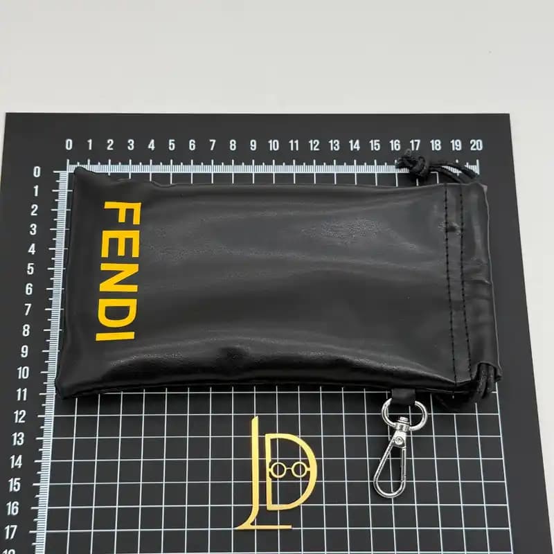 پک و کیف عینک چرمی فندی Fendi روما کیسهای گیرهدار با هاردباکس زرد — تصویر ۶