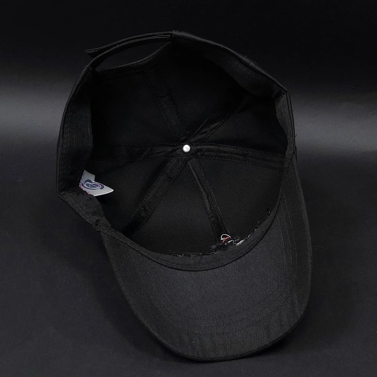 کلاه بیسبالی کتان LACOSTE | کپ مشکی لوگوی کروکودیل و پرچم فرانسه با استایل مینیمال و کژوال — تصویر ۴