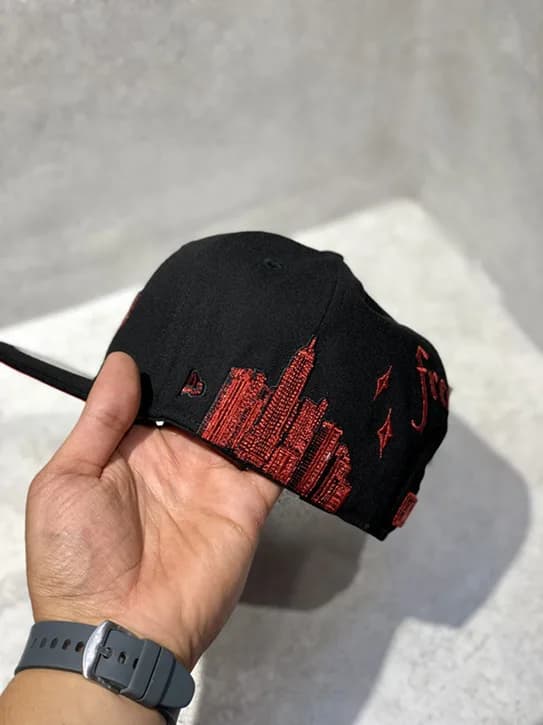کلاه کپ برند New Era فیت بک طرح LA شاین مشکی قرمز — تصویر ۵