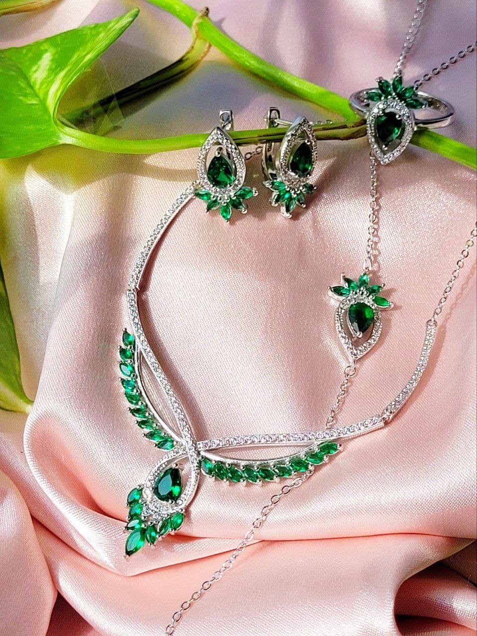 سرویس نقره زیبای جواهری ۵ نگین سبز
