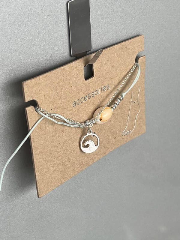 پابند طرح دریا با پلاک نقره ای و مهره صدفی برند Accessories — تصویر ۲