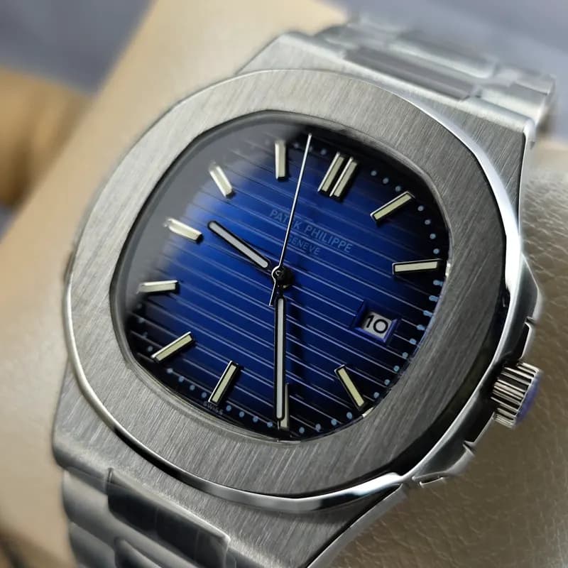 ساعت مچی مردانه پتک فیلیپ موتور ژاپن مدل ناتیلوس نقره ای سرمه ای (Patek Philippe Nautilus) — تصویر ۲