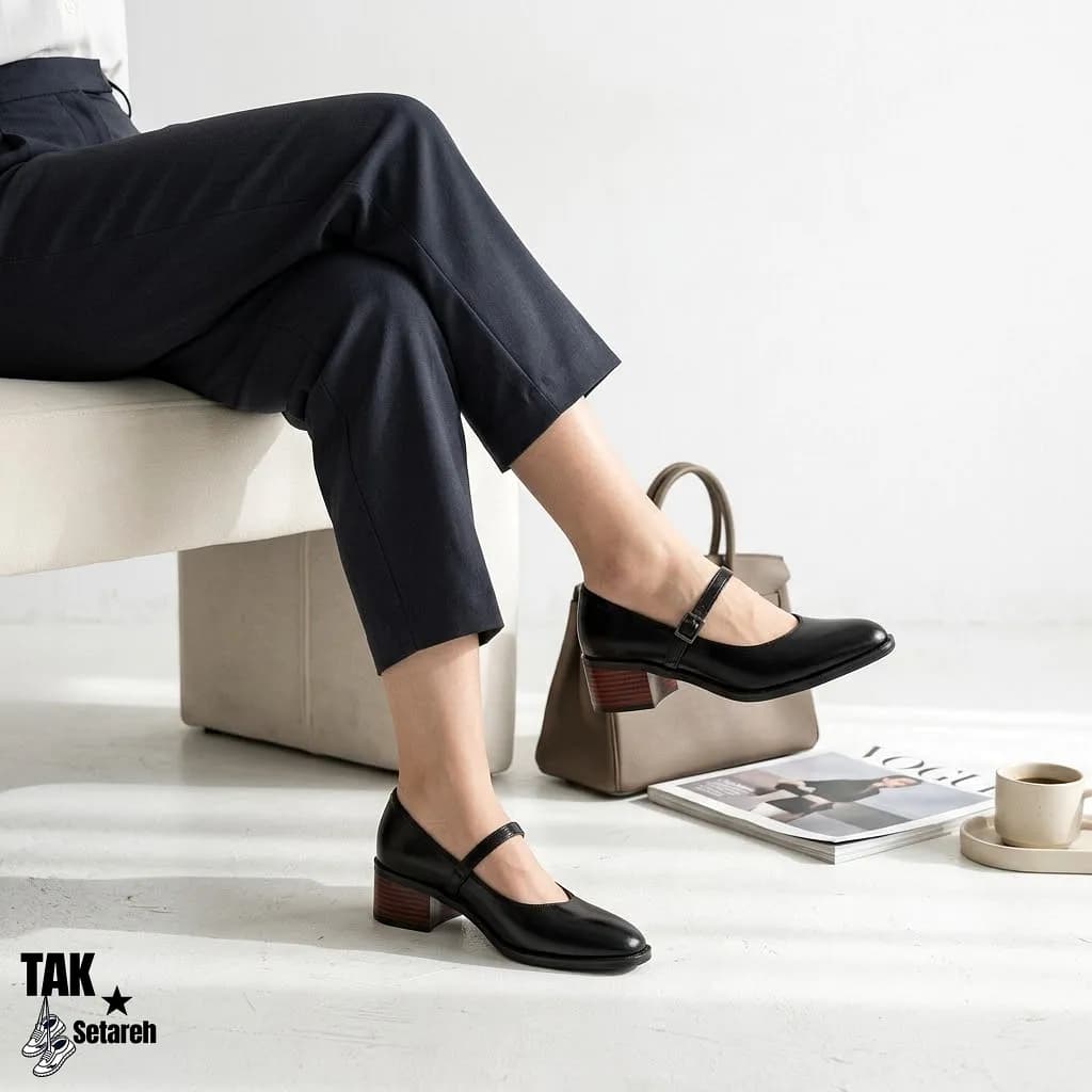 کفش پاشنهدار زنانه مدل روژان پاشنهچوبی (طراحی وینتیج و مینیمال، رویه چرم نیمهبراق، پاشنه کوتاه چوبی مکعبی با برش یقه قلبی و بند سگکدار مچی)
