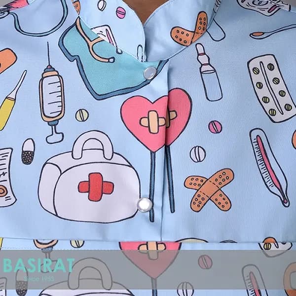 اسکراب پزشکی یقه دار طرح چسب زخم زنانه (تک) — تصویر ۵