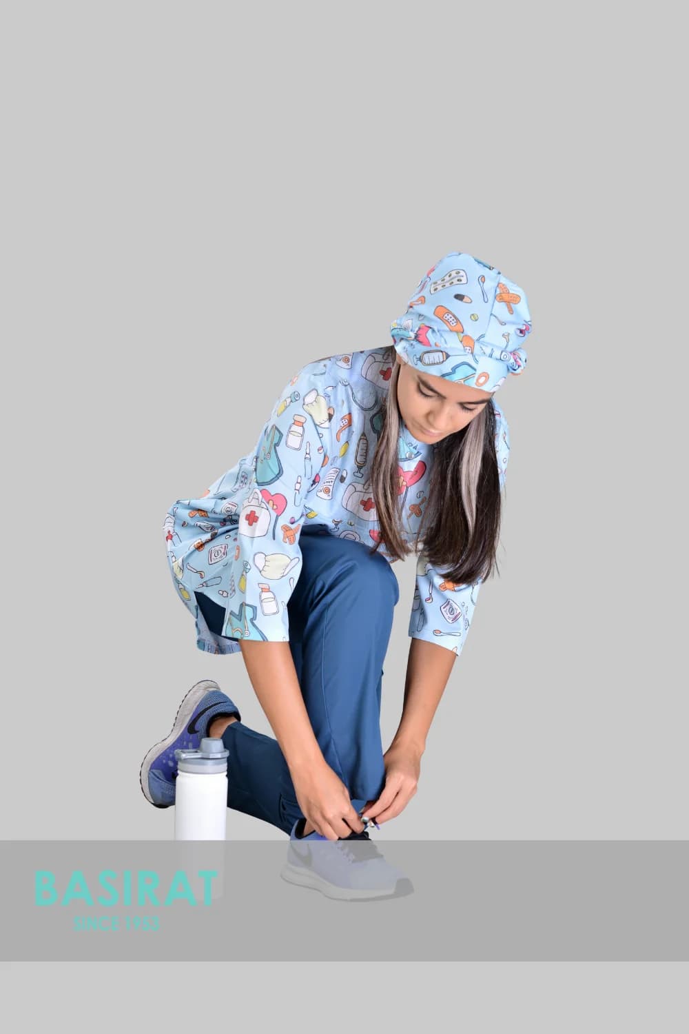 اسکراب پزشکی یقه دار طرح چسب زخم زنانه (تک) — تصویر ۳