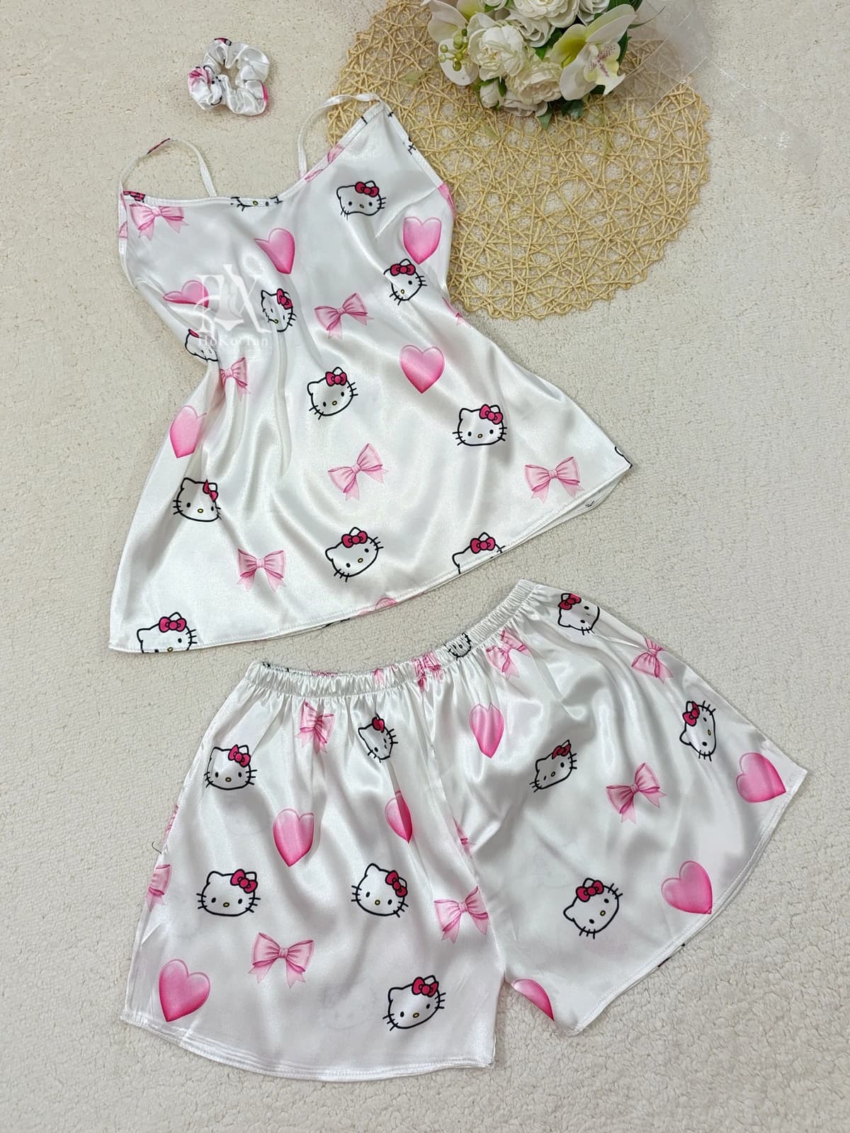 ست تاپ و شورتک ساتن 3 تیکه طرح کیتی کد 54