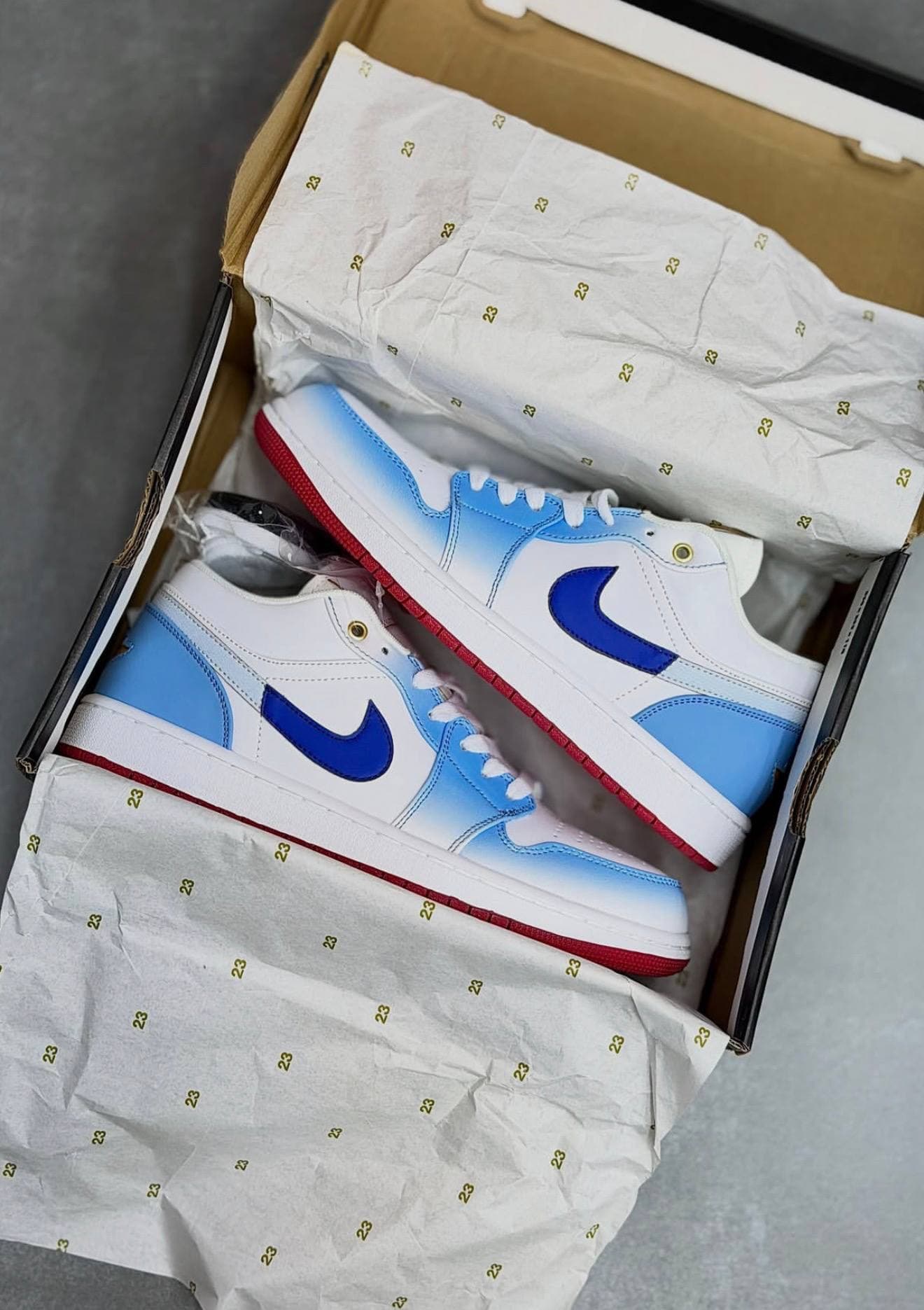 کفش کتونی نایک ایر جردن 1 یونیورسیتی بلو گرادینت Nike Air Jordan 1 Low University Blue Gradient — تصویر ۳