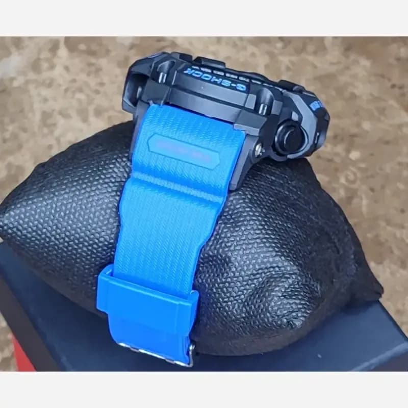 ساعت مچی عقربه ای دیجیتال جی شاک مدل CASIO G-SHOCK 5478 دوزمانه صفحه مشکی بند آبی — تصویر ۴