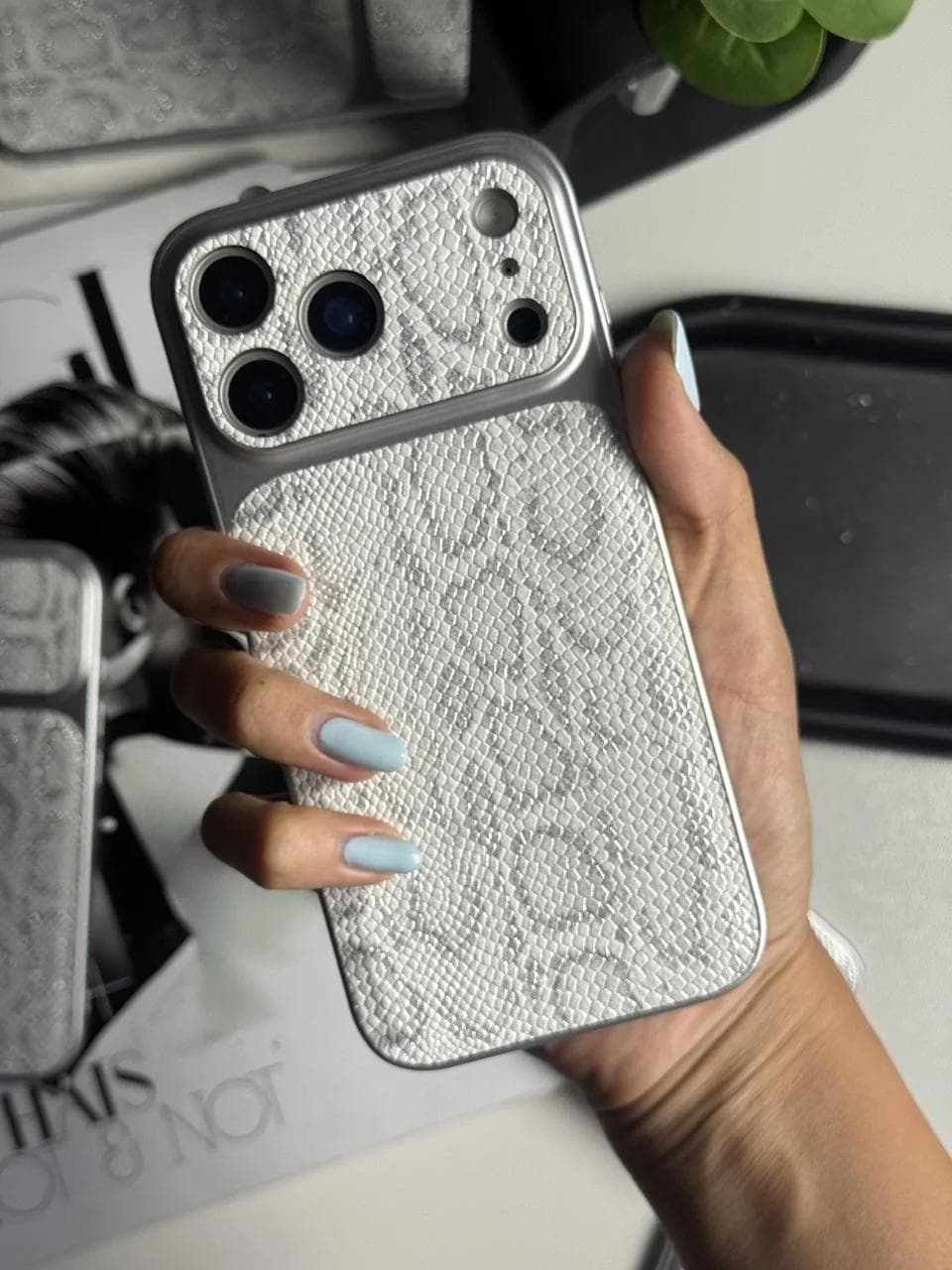 قاب پایتون سفید (کدC2188) مناسب برای iPhone 17Promax — تصویر ۳