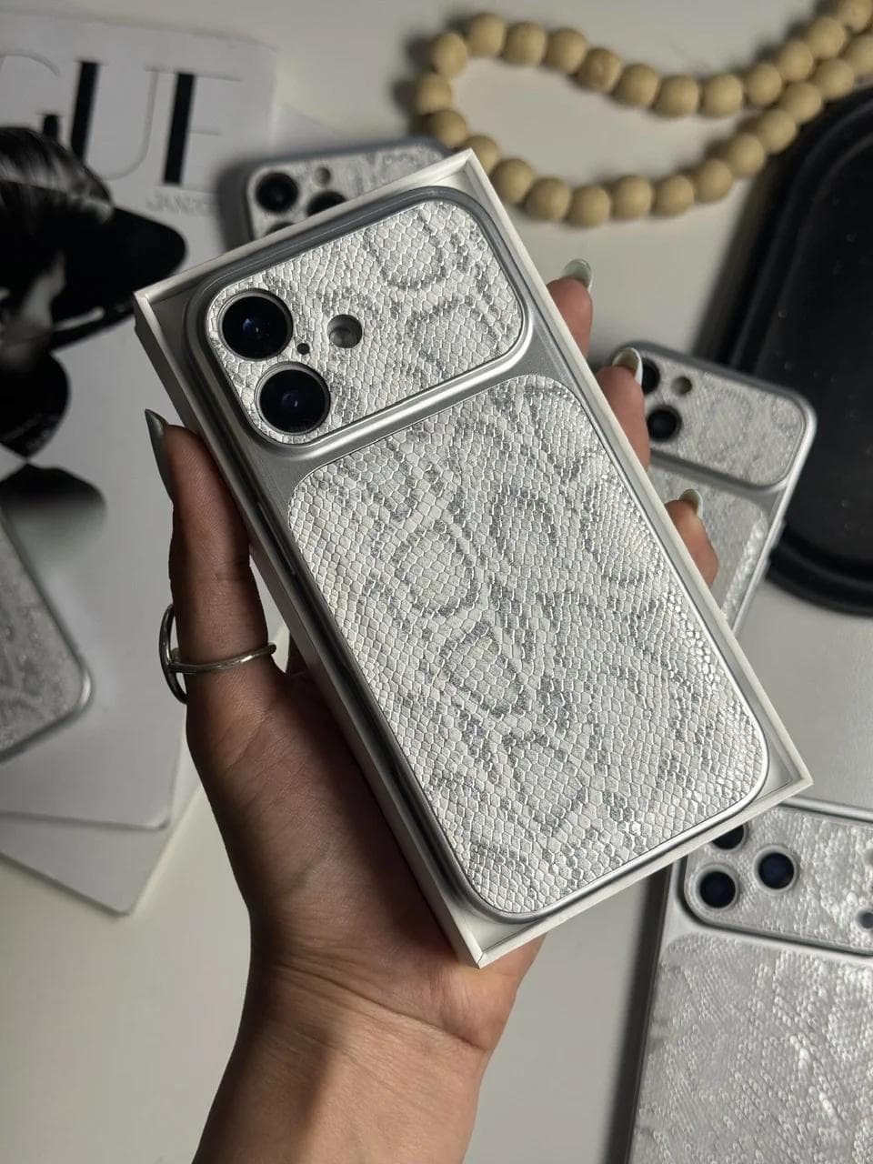 قاب پایتون سفید (کدC2188) مناسب برای iPhone 16 — تصویر ۲