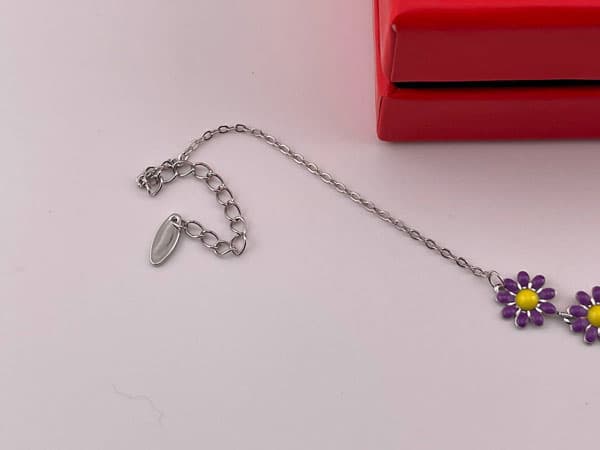 پابند شیک نقره ای آویز گل بابونه بنفش — تصویر ۳