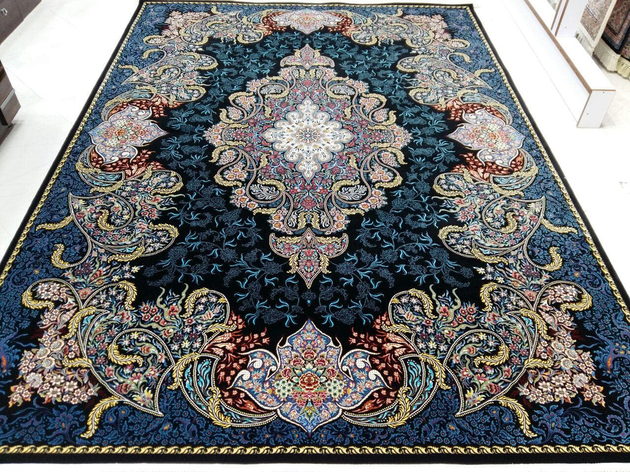 فرش 1000 شانه طرح شهرزاد زمینه سرمه ای تاپ کاشان — تصویر ۲