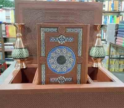 قرآن کریم همراه با 2 گلدان خاتم ( وزیری – کاغذ گلاسه تمام رنگی – پلاک دار – جعبه لب تابی )