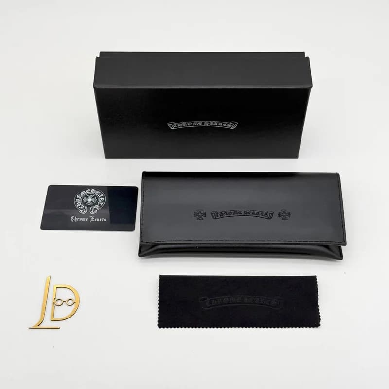 پک و کیف عینک چرمی اورجینال کروم هارتز Chrome Hearts مشکی گوتیک با هاردباکس — تصویر ۴