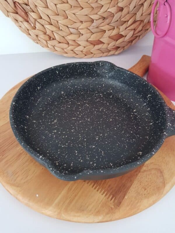 ماهیتابه چدن Unica سایز 20 — تصویر ۴