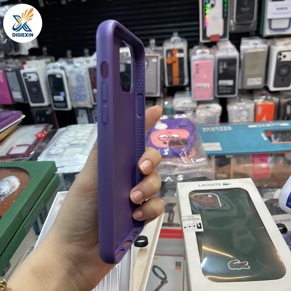 کاور Lacoste طرح چرمی گلدوزی مناسب برای آیفون 13 پرومکس — تصویر ۴