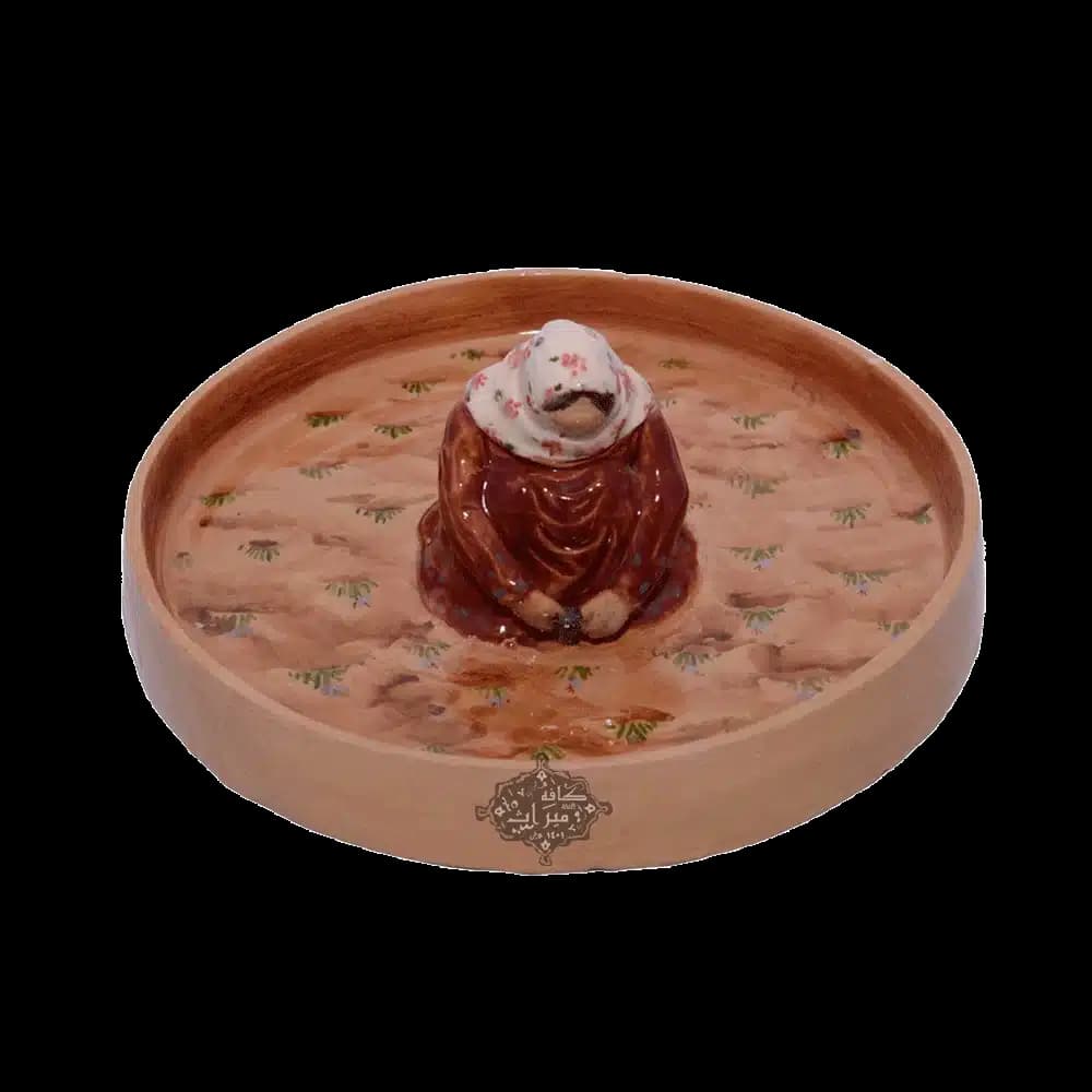 ظرف پذیرایی خانم در حال چیدن زعفران-پخته شده با عشق