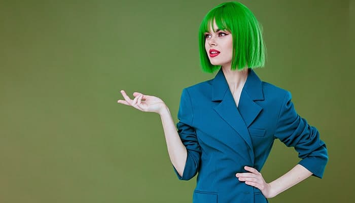 تصویر پس زمینه دختر جوان مدل و اشاره کردن