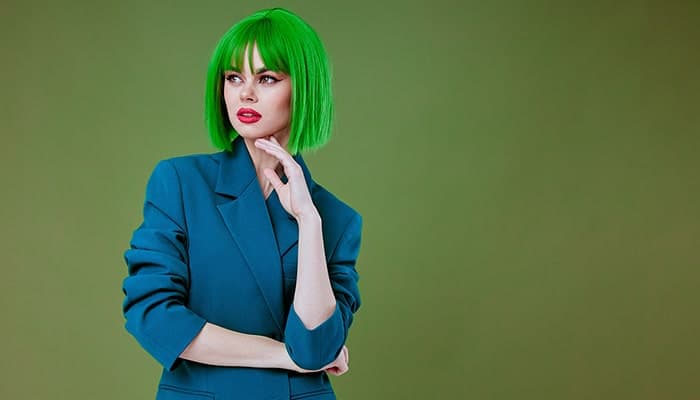 تصویر پس زمینه دختر جوان مدل و ژست فکر کردن