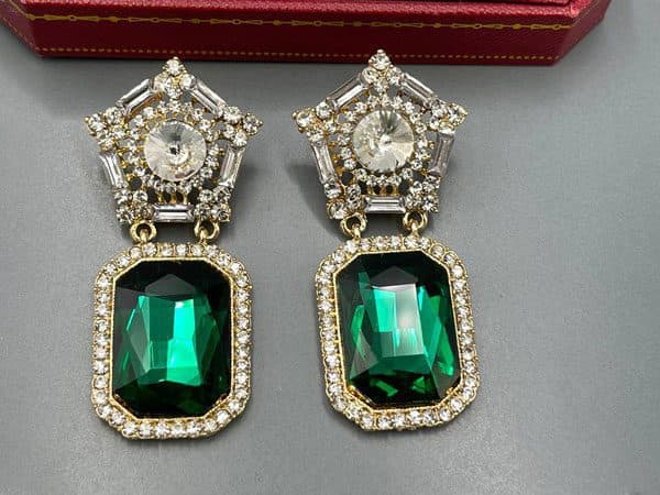 گوشواره با کریستال سبز و نگین های خاص