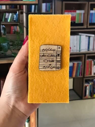 دفتر یادداشت مگنتی نمدی پالتویی (پلاک دار) (کد 714) (طرح دوستت دارم و پایان سطر نقطه ای نمی گذارم)