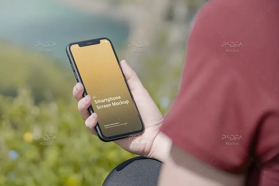 موکاپ موبایل آیفون در دست کوهنورد به صورت لایه باز برای فتوشاپ — تصویر ۶