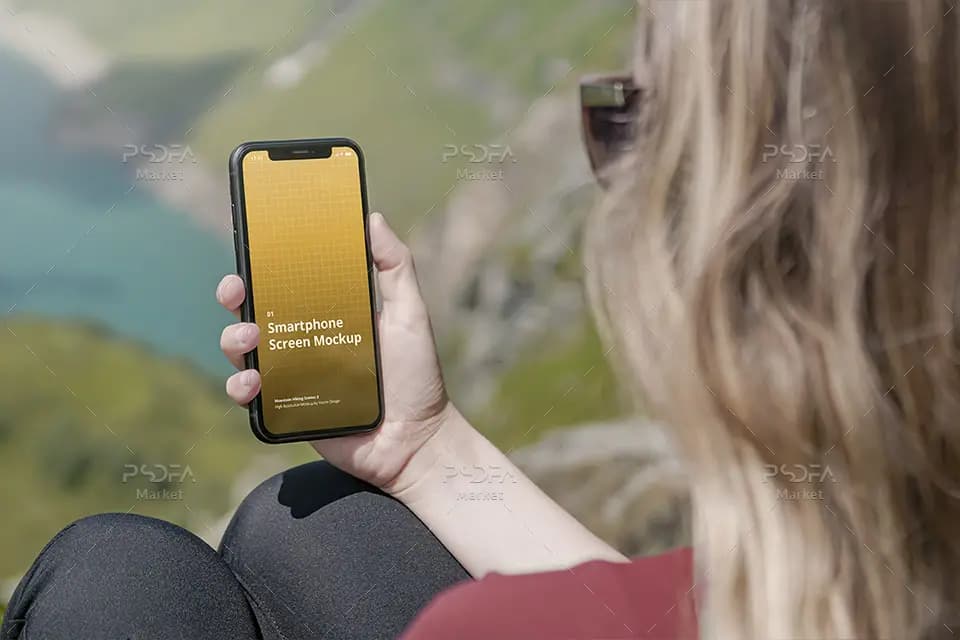 موکاپ موبایل آیفون در دست کوهنورد به صورت لایه باز برای فتوشاپ — تصویر ۷