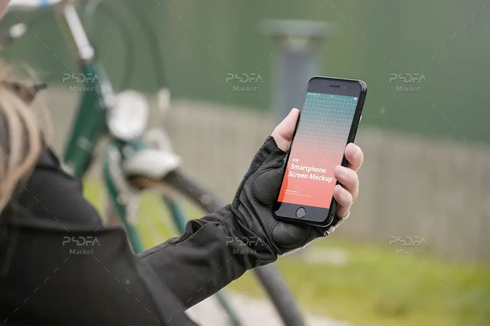 موکاپ موبایل آیفون SE در دست کنار دوچرخه و پارک iPhone SE Mockup — تصویر ۴