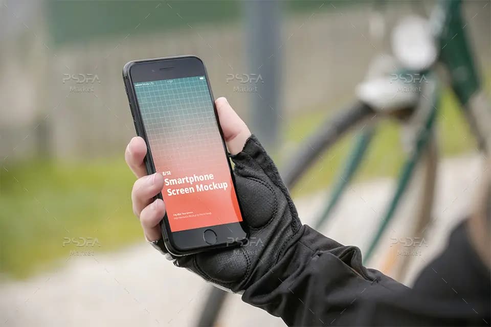 موکاپ موبایل آیفون SE در دست کنار دوچرخه و پارک iPhone SE Mockup — تصویر ۲