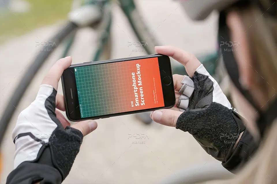 موکاپ موبایل آیفون SE در دست کنار دوچرخه و پارک iPhone SE Mockup — تصویر ۵