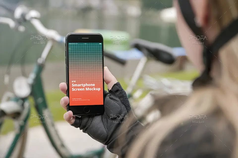 موکاپ موبایل آیفون SE در دست کنار دوچرخه و پارک iPhone SE Mockup — تصویر ۷