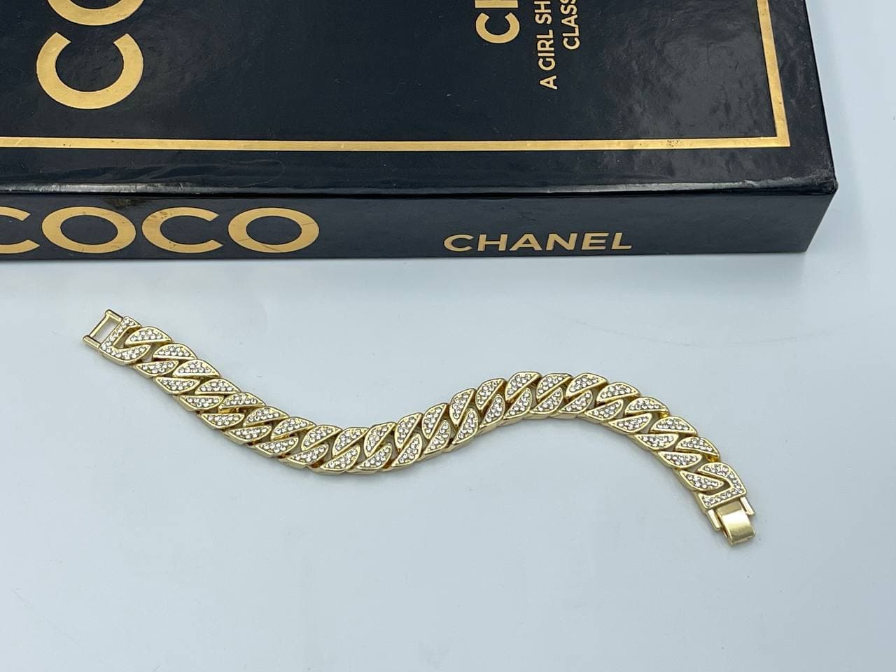 دستبند فول نگین کارتیر قفل کتابی